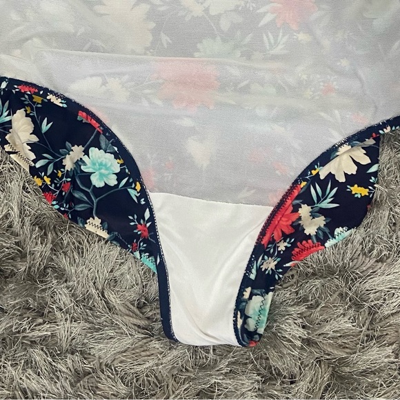 Old navy women blue floral one piece, lined bathing suit. Size 3X Plus. Used. - Picture 13 of 13